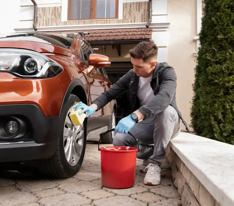 Lavage auto à domicile Prunay-sur-Essonne : professionnel intervenant sur un véhicule